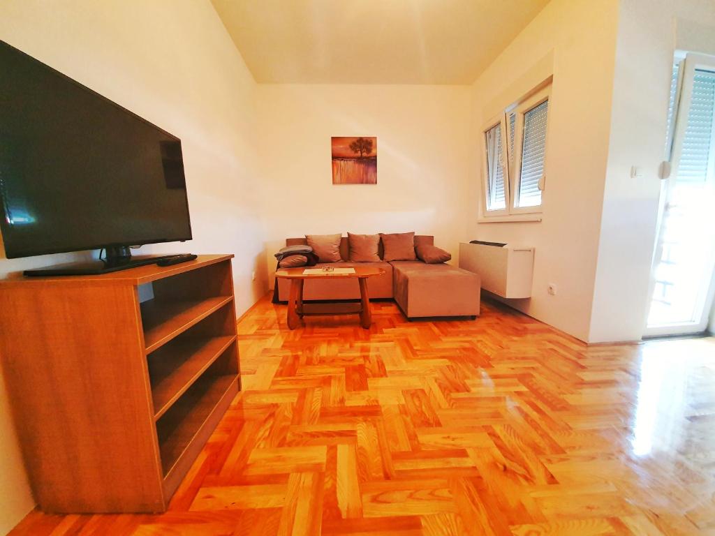 Apartman 44 room 2