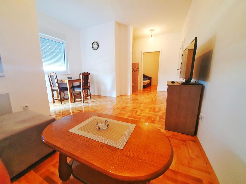 Apartman 44 room 3