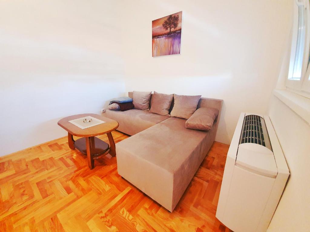 Apartman 44 room 4