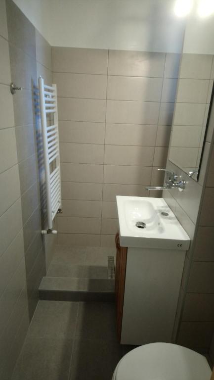 Simple and comfortable room 5