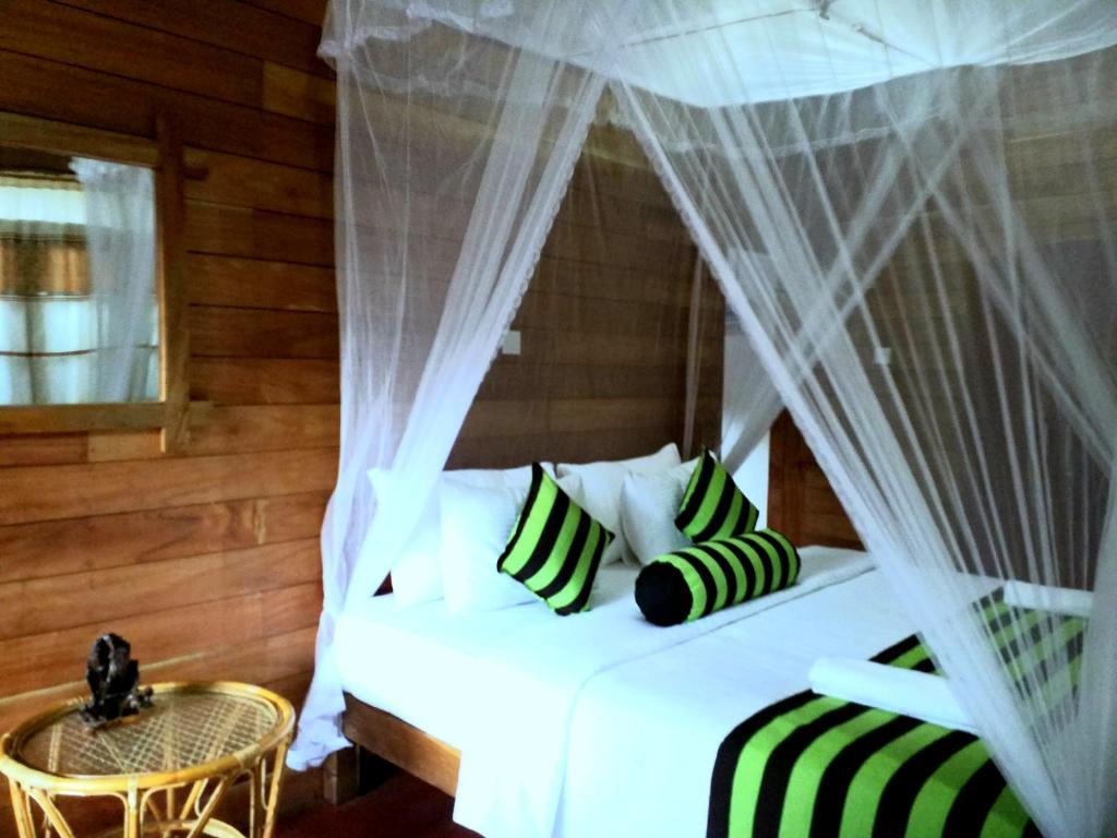 Ella Green Cottages room 5