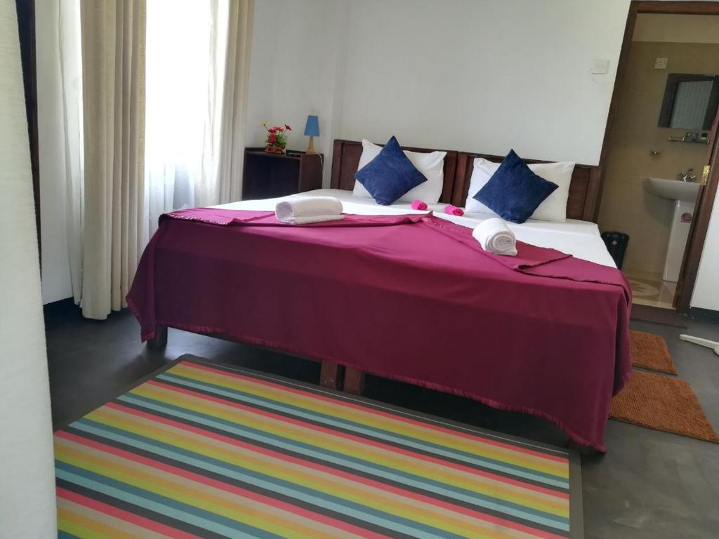 Emerald Mirror Guest Ella room 3