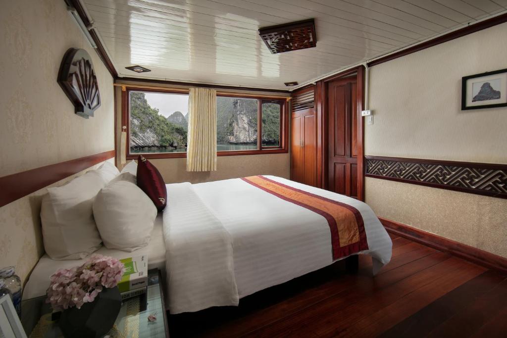 Halong Fantasea Cruise room 2