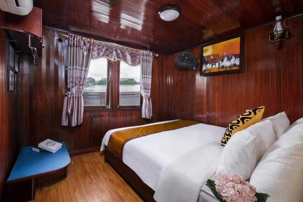 Halong Fantasea Cruise room 3