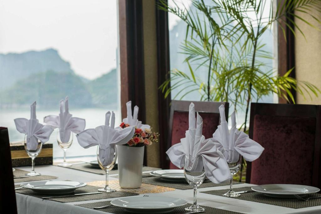 Halong Fantasea Cruise room 6