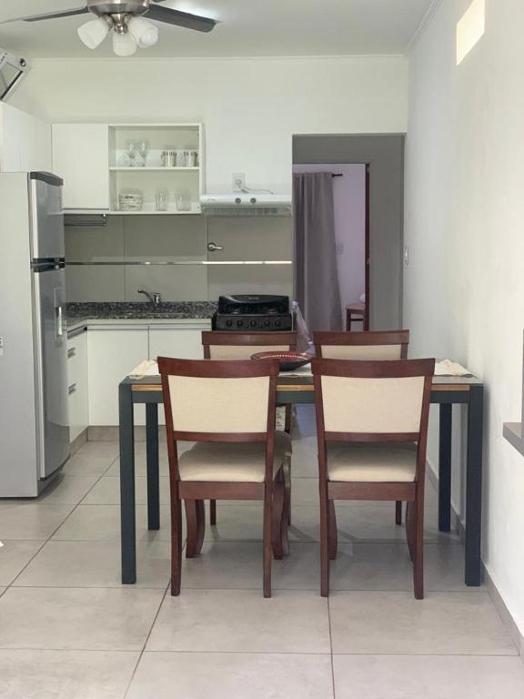 Departamentos Fleming, luminosos p hasta 4 personas – Photos 3
