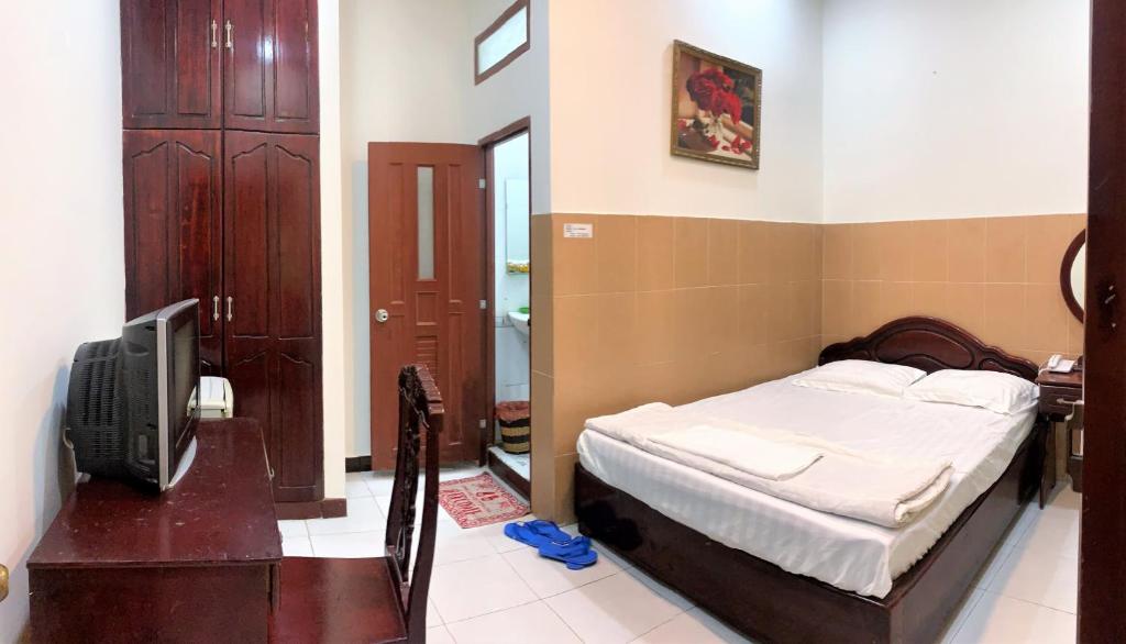 Gia Bao Hotel room 6