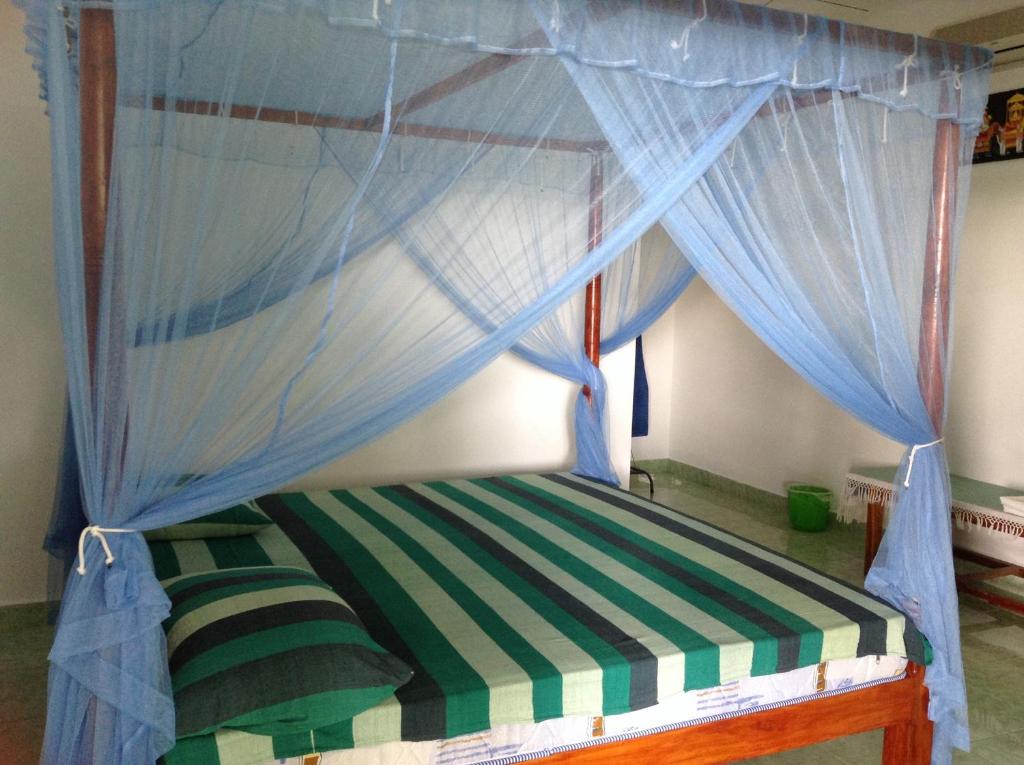 Lagoon Inn room 5