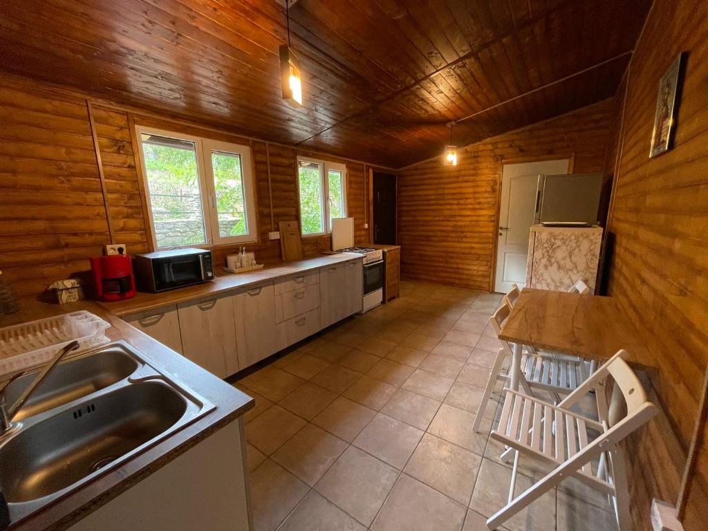 Lake View room 6