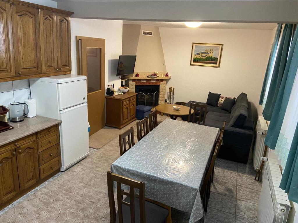Lake House room 4