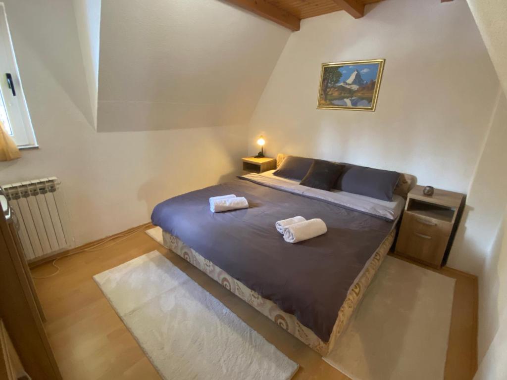 Lake House room 5