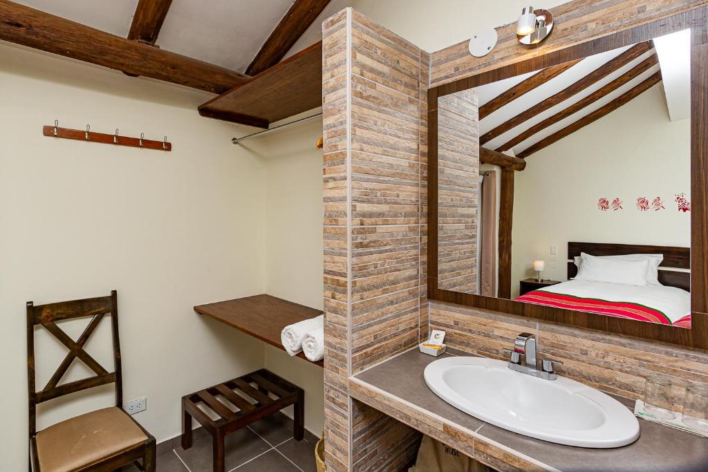 Luna House Cusco room 5