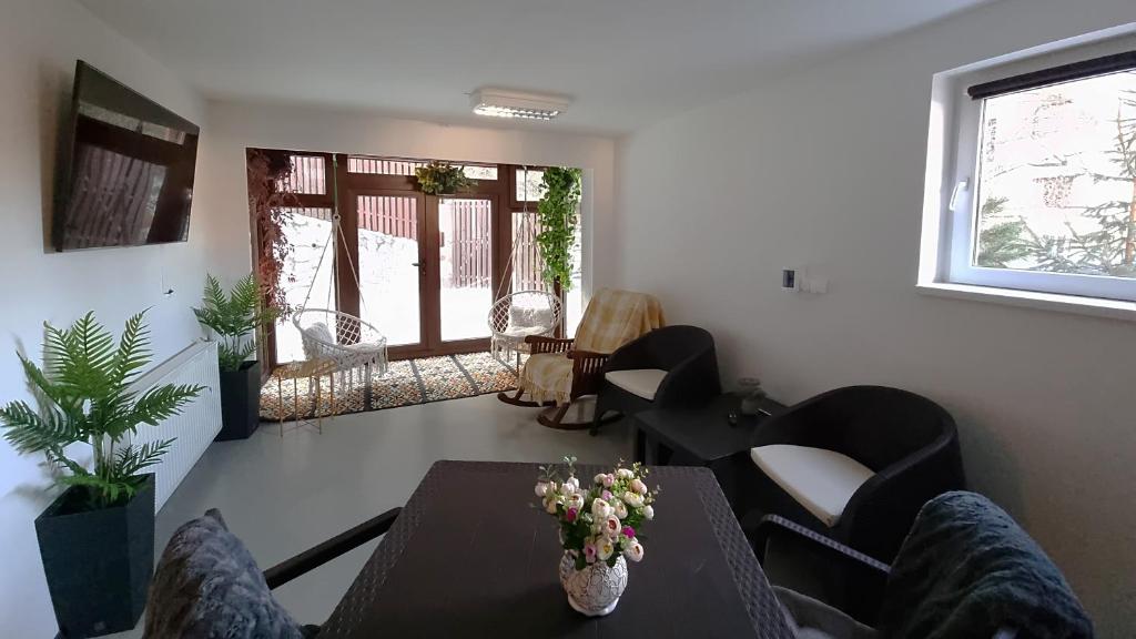 Marble Villa: Luxury estate - central but intimate room 5