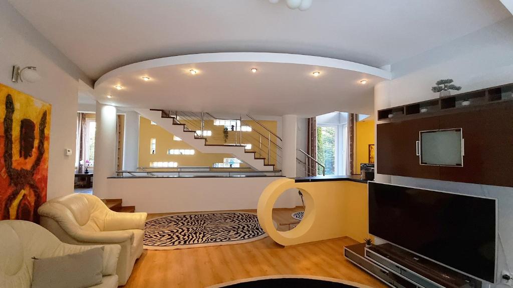 Marble Villa: Luxury estate - central but intimate room 6