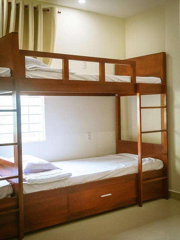 Nhat Nga Hotel room 2