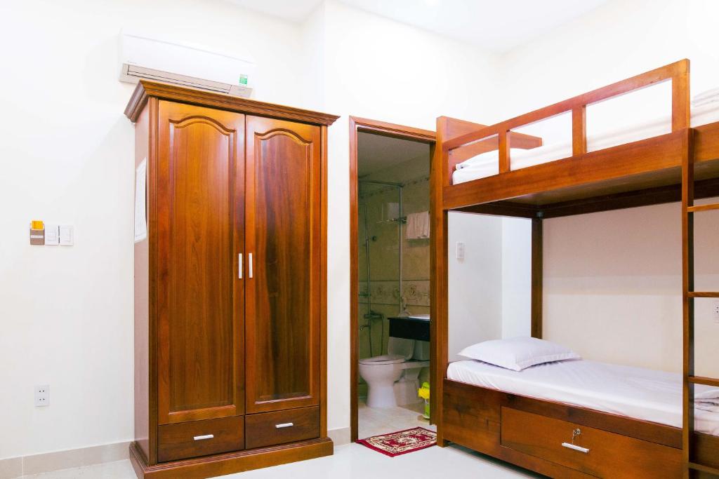 Nhat Nga Hotel room 5
