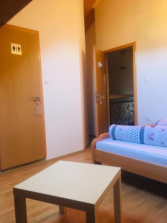 OMLADINSKI HOTEL ROSTOVO room 4