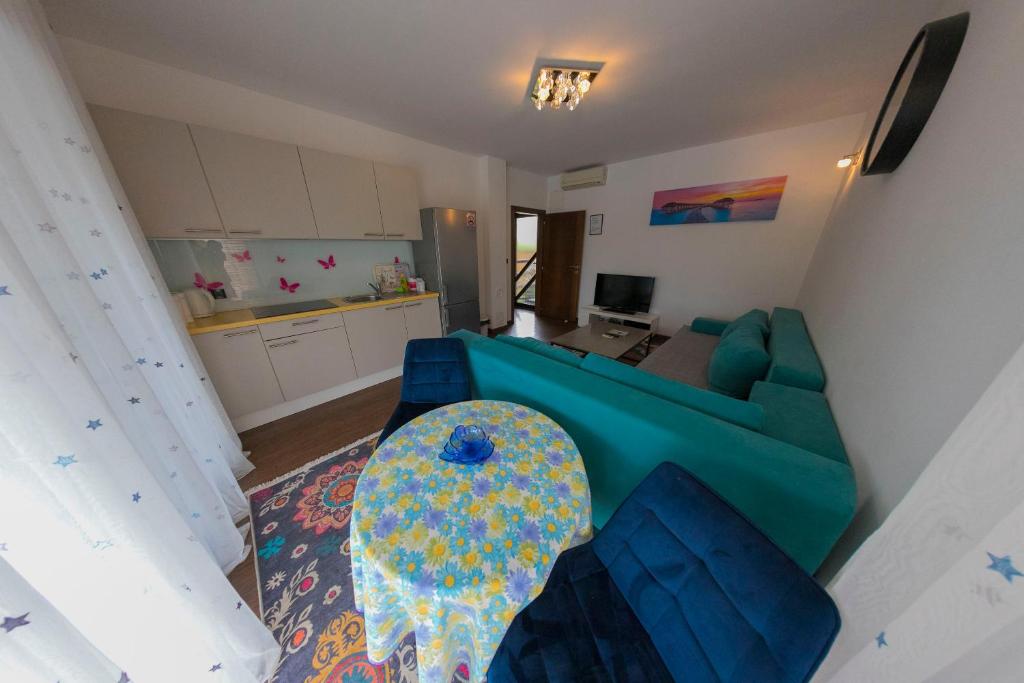 Holiday Homes Pozitiva room 6