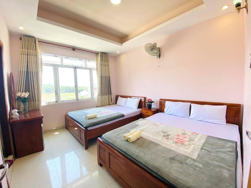 Quang Vinh Hotel room 1