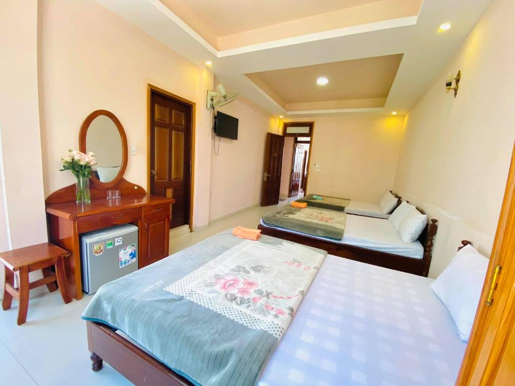 Quang Vinh Hotel room 2