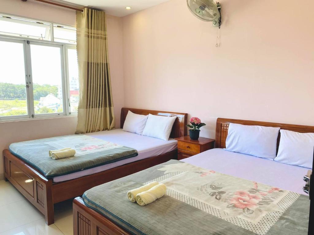 Quang Vinh Hotel room 5