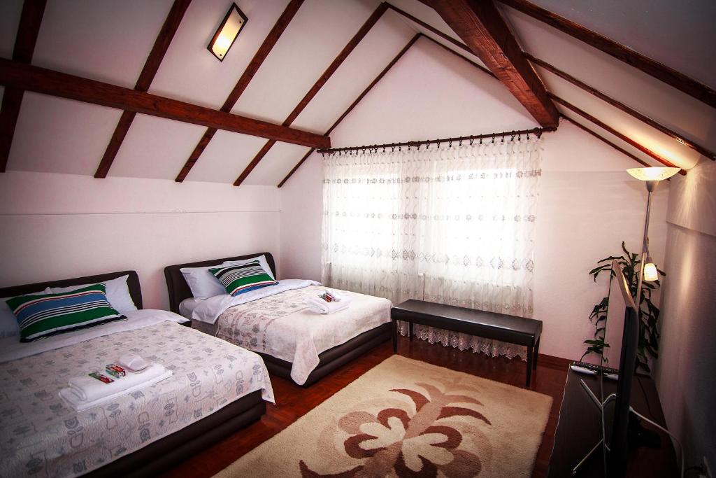 Apartment Red House room 6