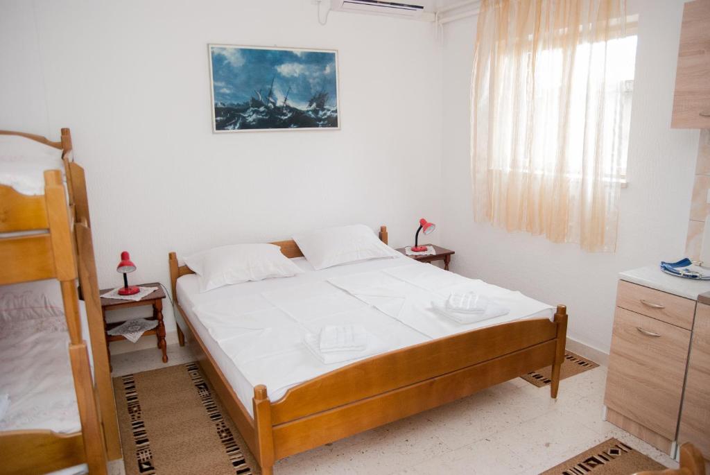 Slobo Apartment room 6