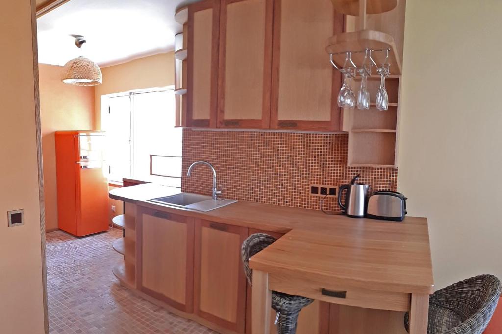 "Summer" apartment room 2