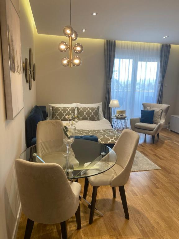 Tiffany Lux Apartment room 4