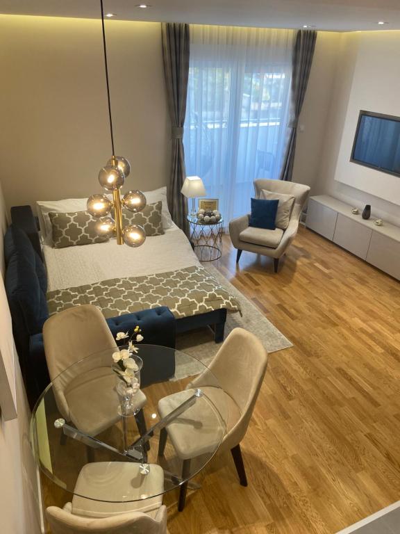 Tiffany Lux Apartment room 5