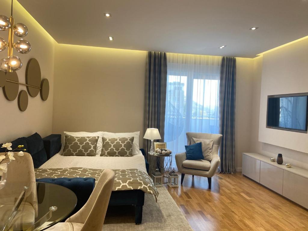 Tiffany Lux Apartment room 6