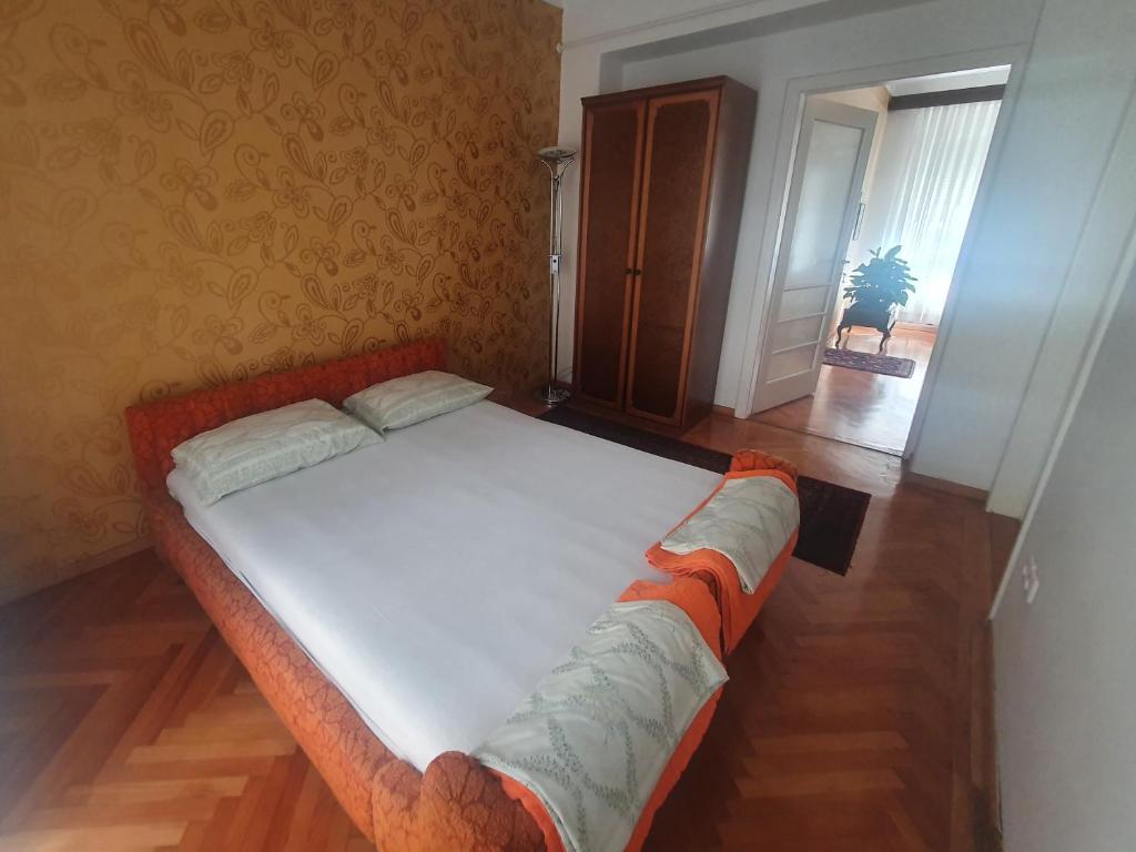 Vijecnica Tuzlaks apartments room 6