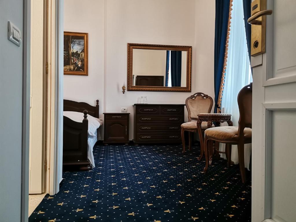 Weiss Little Palace room 2