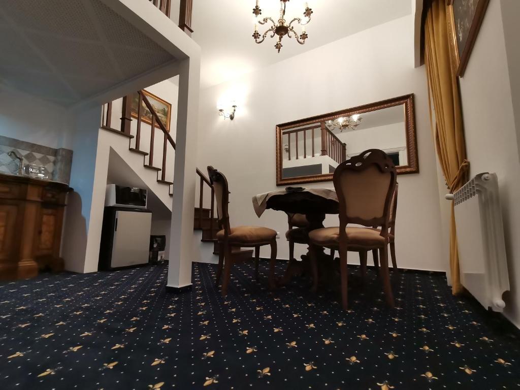 Weiss Little Palace room 3