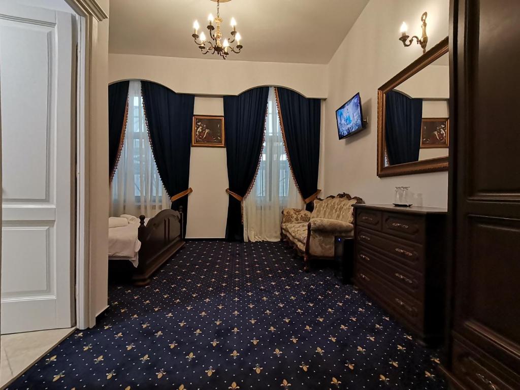 Weiss Little Palace room 5