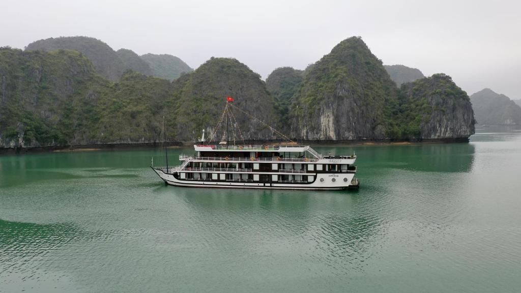 Zenna Villa Ha long room 1