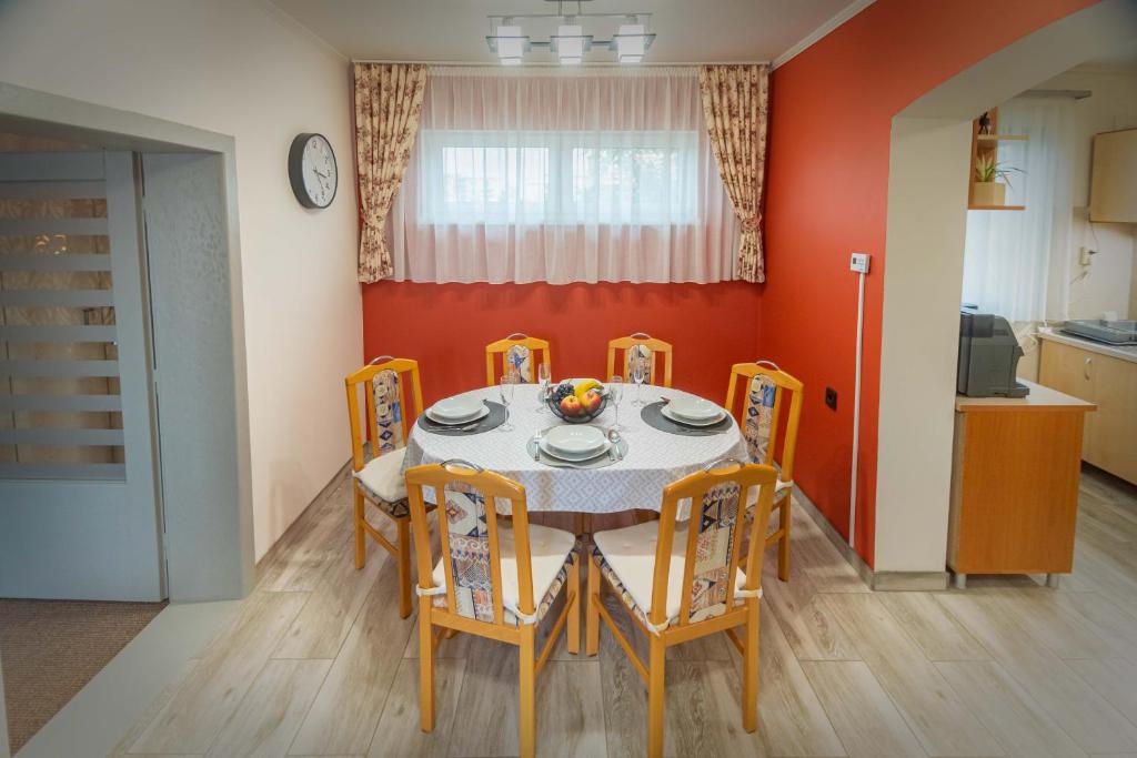 Zsuzsi Apartman room 1
