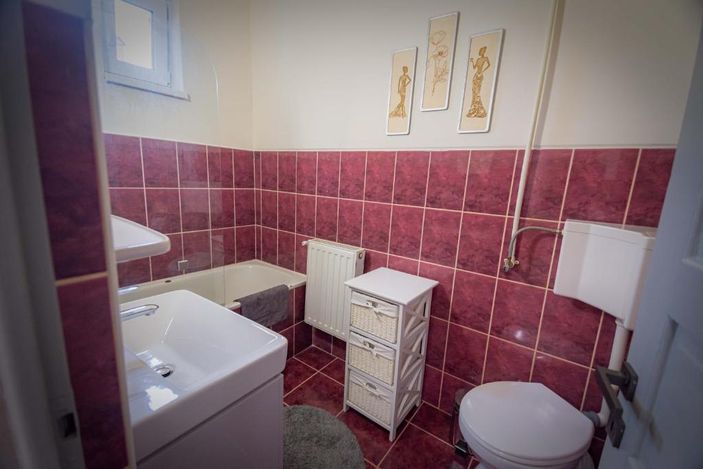 Zsuzsi Apartman room 2