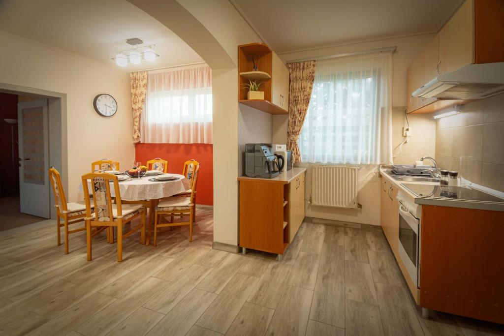 Zsuzsi Apartman room 3